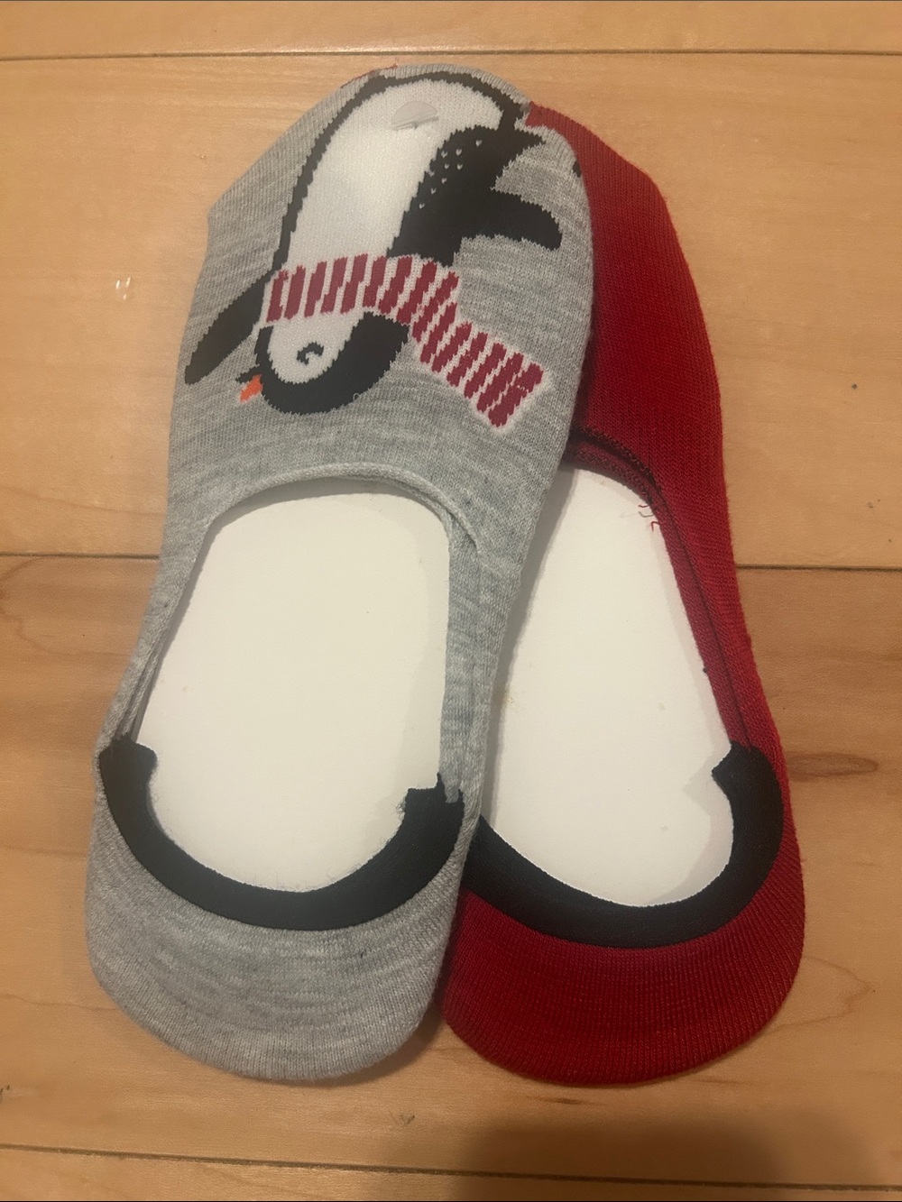 HUE Women's Penguin No-Show Socks in Gray and Red